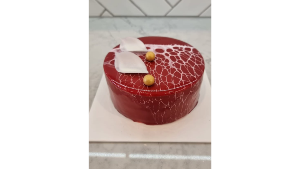 Red glazed cake with marble effect